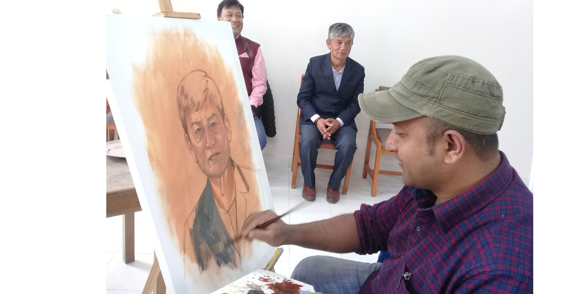 क्यानभासमा आफ्नो चित्र हेरेपछि कलाकार मदनकृष्णले भने, ‘कागजको ऐना हेरे जस्तो महसुस भयो’